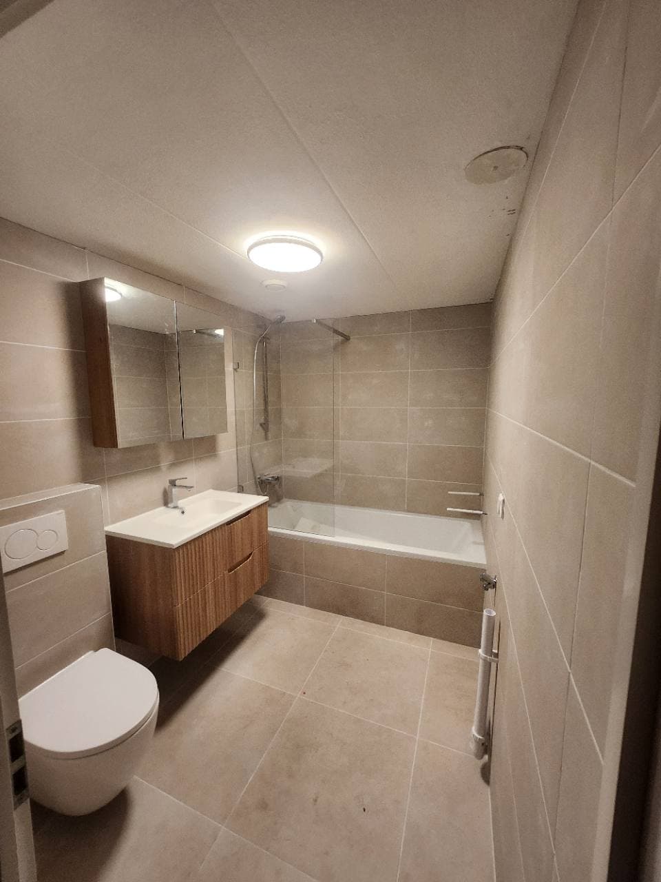 Vernieuwde badkamer met weggewerkt leidingwerk in Gouda
