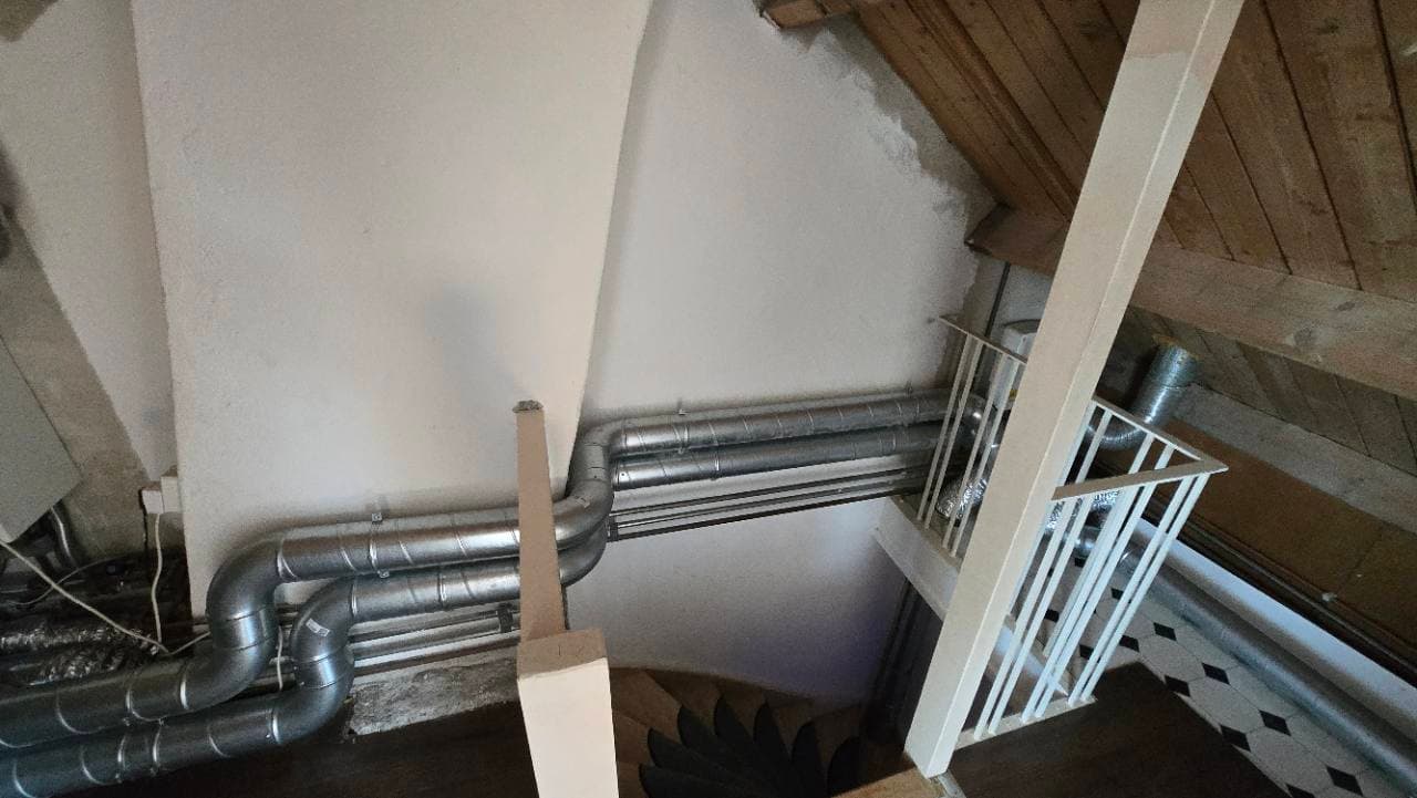 Nieuwe luchtkanalen langs het trappenhuis
